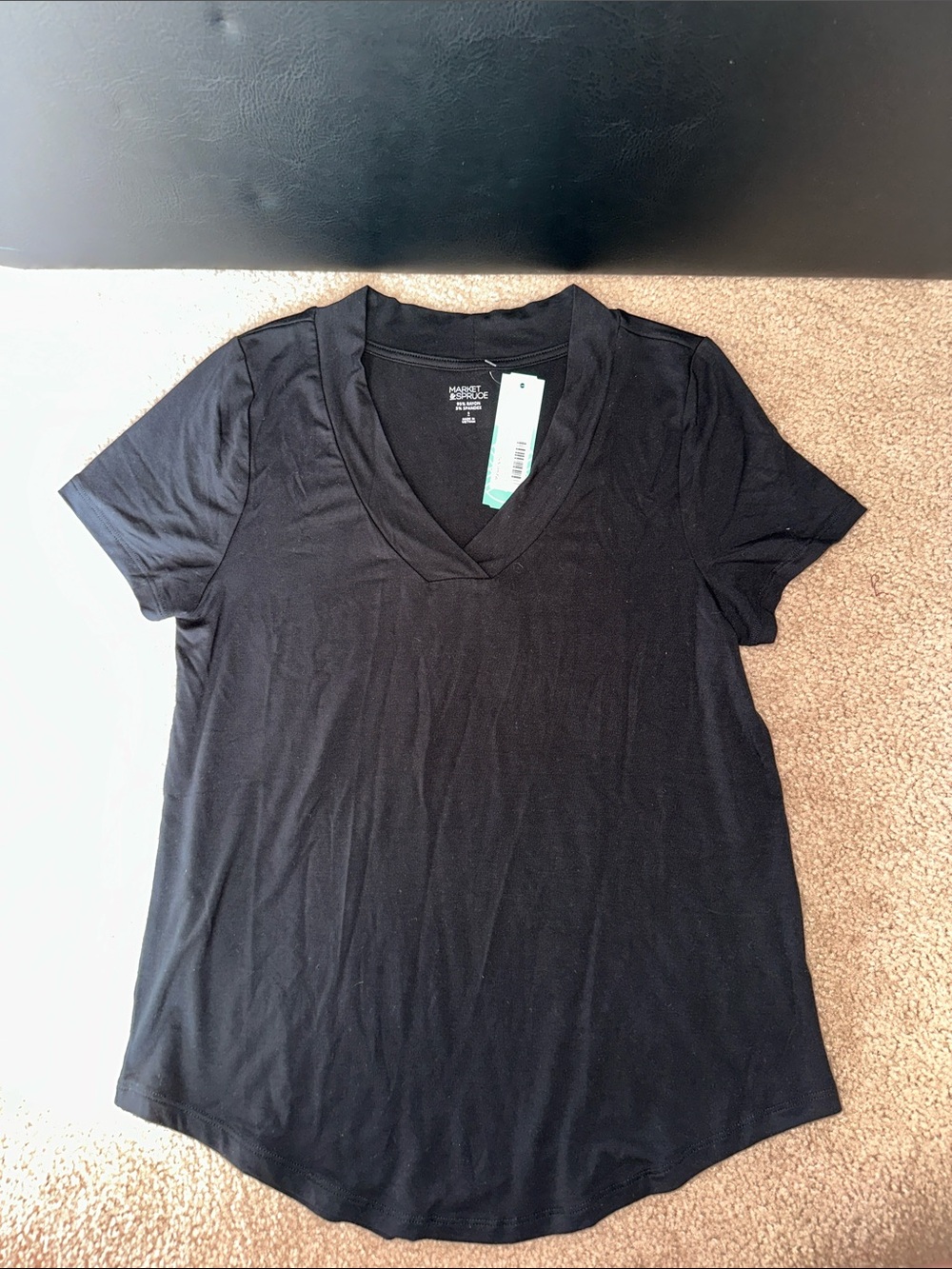 V-neck black tee